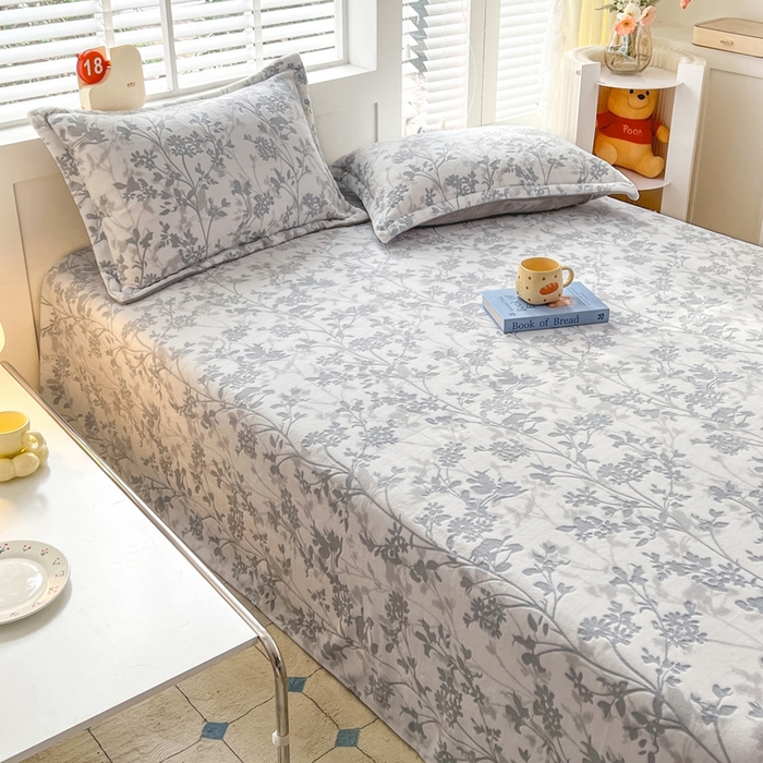 91家纺网 家纺一手货源 找家纺 金盛纺 2024新款雕花牛奶绒床单系列 花朝梦-灰