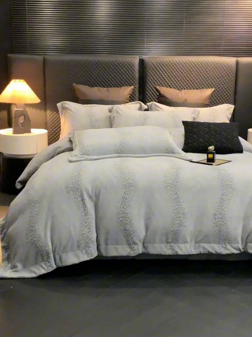 91家纺网 家纺一手货源 找家纺 新方向 2025新款高克重240克全消光A类印花牛奶绒四件套-有风 有风-浅灰