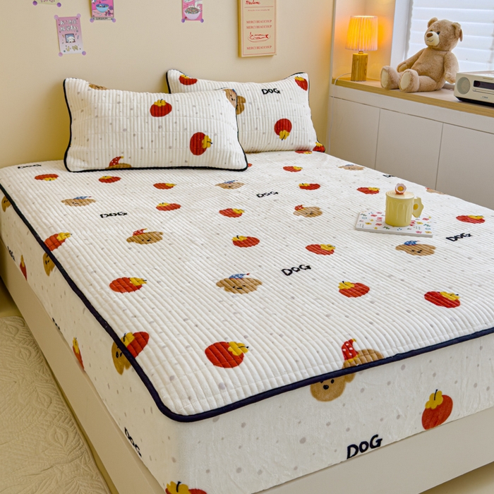 91家纺网 家纺一手货源 找家纺 金丝鸟 2024新款牛奶绒夹棉床笠 西红柿小狗 夹棉床笠