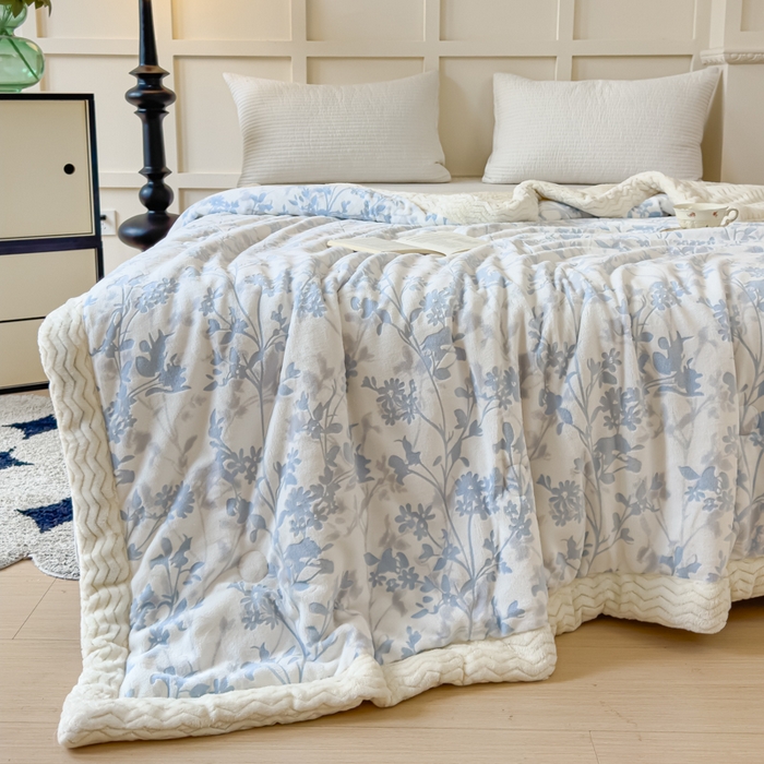 91家纺网 家纺一手货源 找家纺 金丝鸟 2024加厚240g立体雕花牛奶绒夹棉绗缝手包毛毯毯子 繁花蓝 手包毯