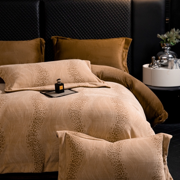 91家纺网 家纺一手货源 找家纺 新方向 2025新款高克重240克全消光A类印花牛奶绒四件套-有风 有风-咖啡