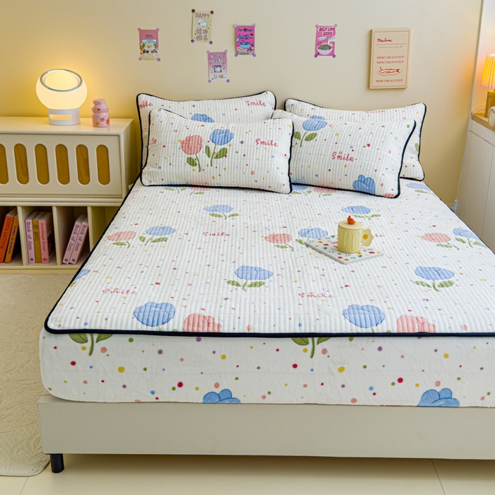 91家纺网 家纺一手货源 找家纺 金丝鸟 2024新款牛奶绒夹棉床笠 蓝色花朵 夹棉床笠