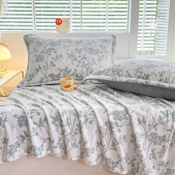 91家纺网 家纺一手货源 找家纺 金盛纺 2024新款雕花牛奶绒床单系列 花朝梦-灰