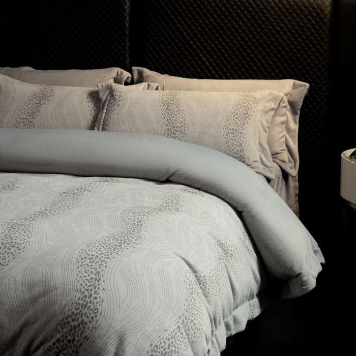 91家纺网 家纺一手货源 找家纺 新方向 2025新款高克重240克全消光A类印花牛奶绒四件套-有风 有风-浅灰