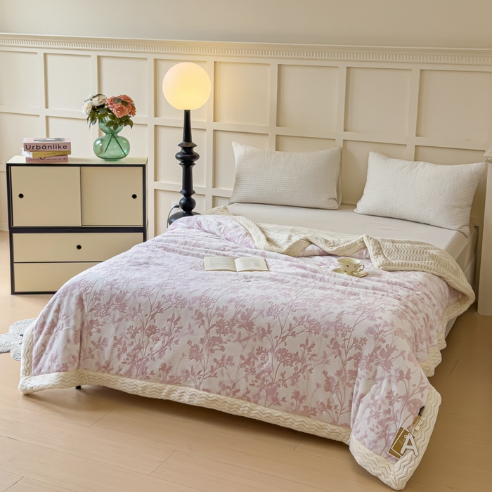 91家纺网 家纺一手货源 找家纺 金丝鸟 2024加厚240g立体雕花牛奶绒夹棉绗缝手包毛毯毯子 繁花粉 手包毯