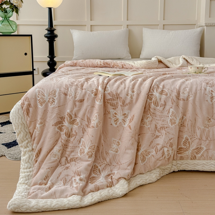 91家纺网 家纺一手货源 找家纺 金丝鸟 2024加厚240g立体雕花牛奶绒夹棉绗缝手包毛毯毯子 蝴蝶飞 咖 手包毯