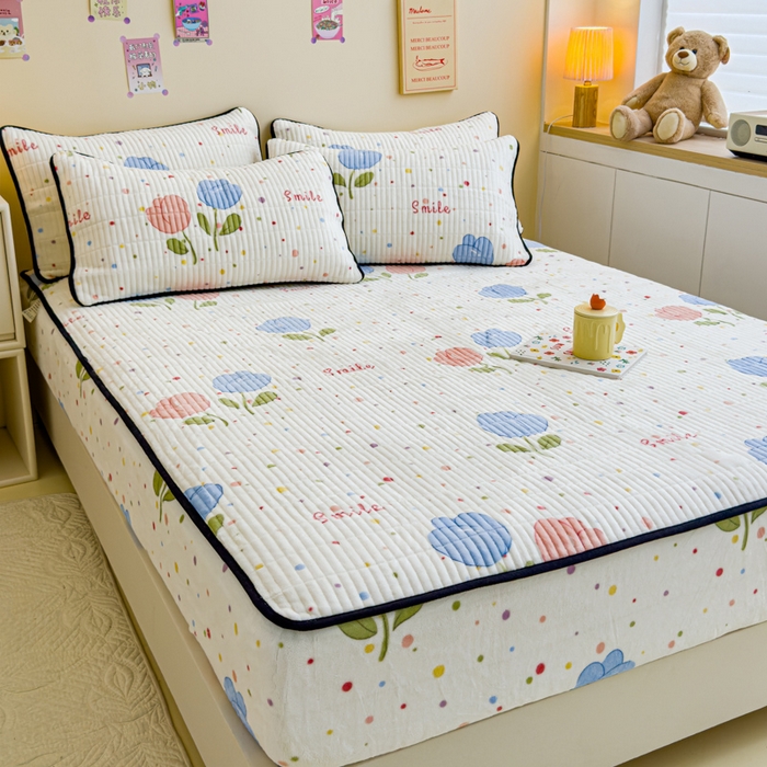 91家纺网 家纺一手货源 找家纺 金丝鸟 2024新款牛奶绒夹棉床笠 蓝色花朵 夹棉床笠