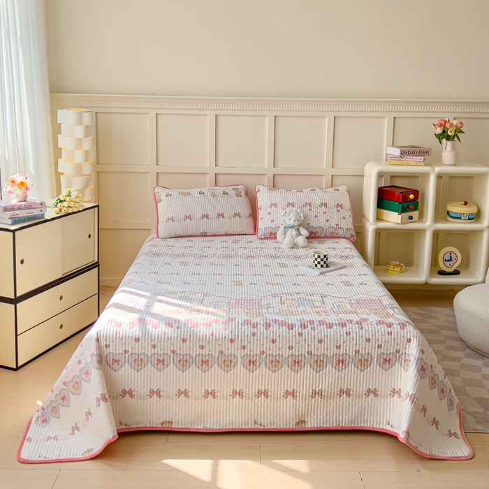 91家纺网 家纺一手货源 找家纺 金丝鸟 2024新款全棉纯棉加牛奶绒夹棉加绒床盖 熊熊的卧室 棉绒床盖