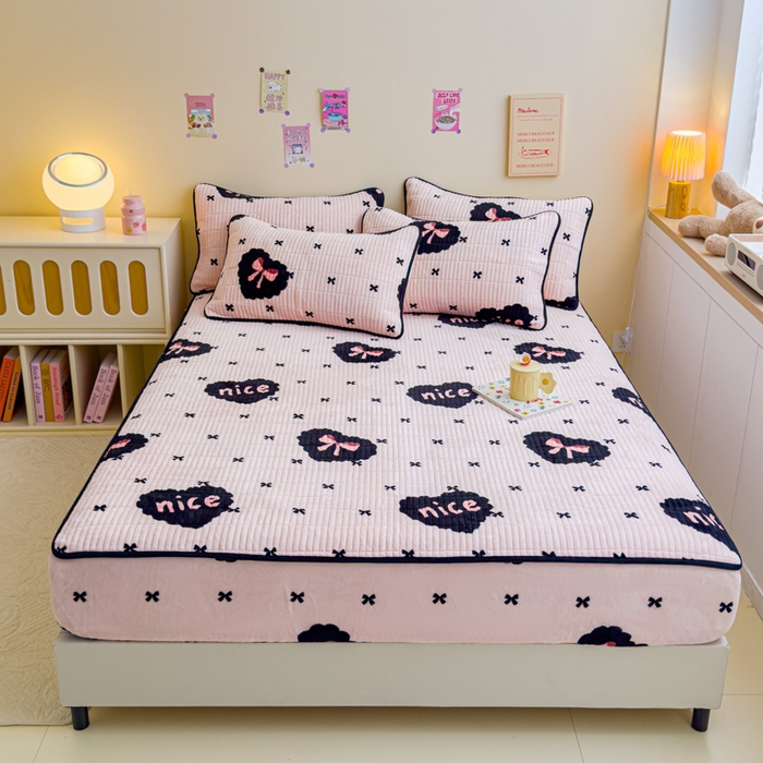 91家纺网 家纺一手货源 找家纺 金丝鸟 2024新款牛奶绒夹棉床笠 爱心蝴蝶结 夹棉床笠