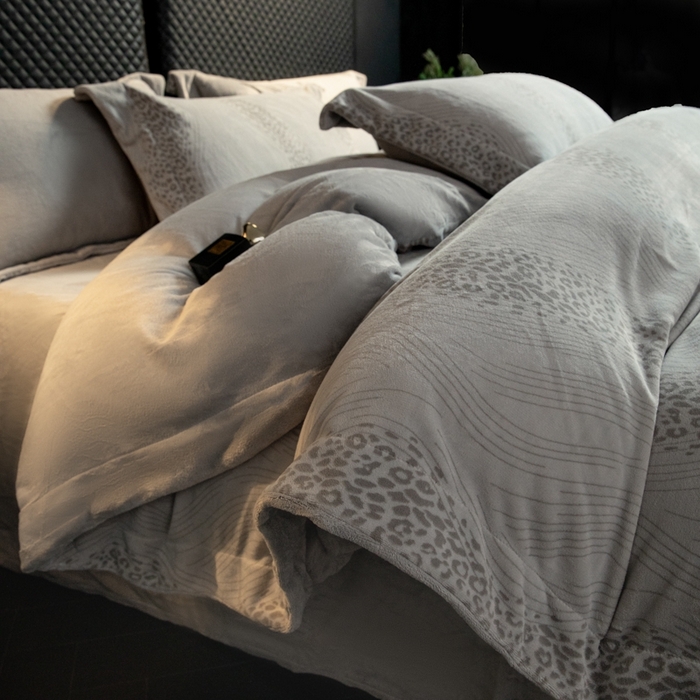 91家纺网 家纺一手货源 找家纺 新方向 2025新款高克重240克全消光A类印花牛奶绒四件套-有风 有风-浅灰