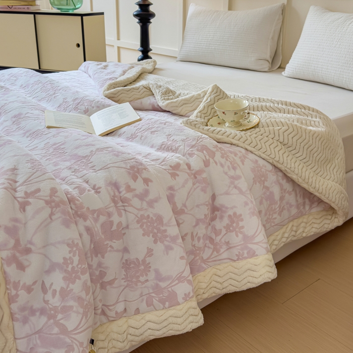 91家纺网 家纺一手货源 找家纺 金丝鸟 2024加厚240g立体雕花牛奶绒夹棉绗缝手包毛毯毯子 繁花粉 手包毯