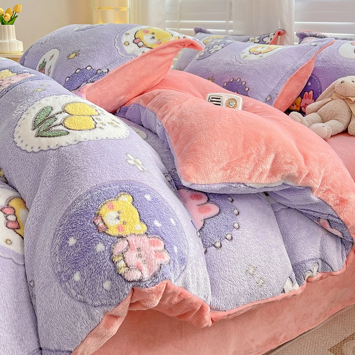 91家纺网 家纺一手货源 找家纺 梵克保罗 2024秋冬新品立体雪花绒单被套牛奶绒法莱绒雕花绒兔毛卡通四件套学生三件套 草莓兔