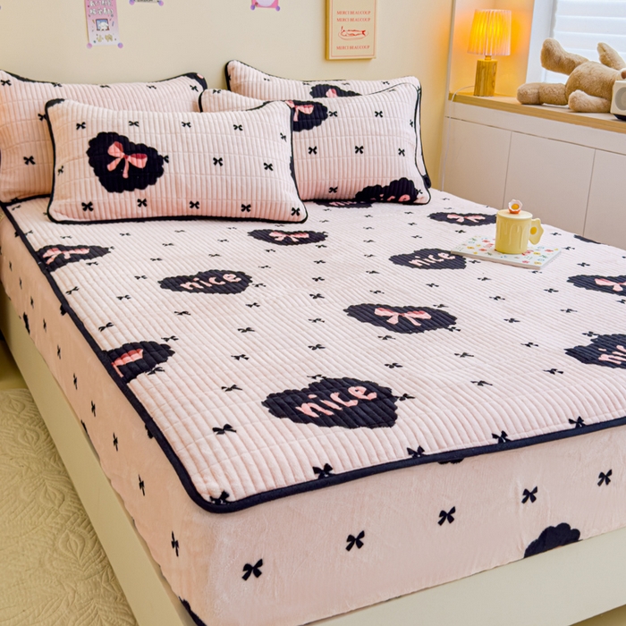 91家纺网 家纺一手货源 找家纺 金丝鸟 2024新款牛奶绒夹棉床笠 爱心蝴蝶结 夹棉床笠