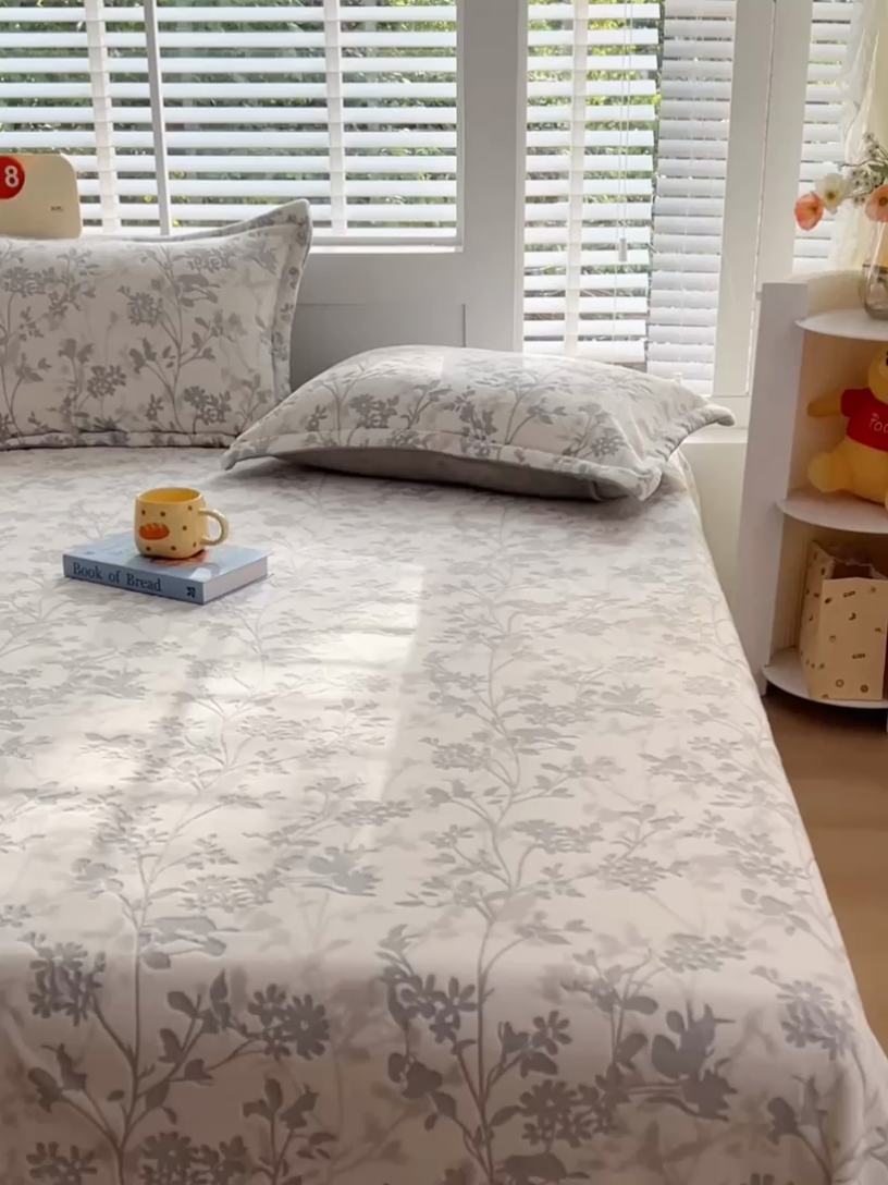 91家纺网 家纺一手货源 找家纺 金盛纺 2024新款雕花牛奶绒床单系列 花朝梦-灰