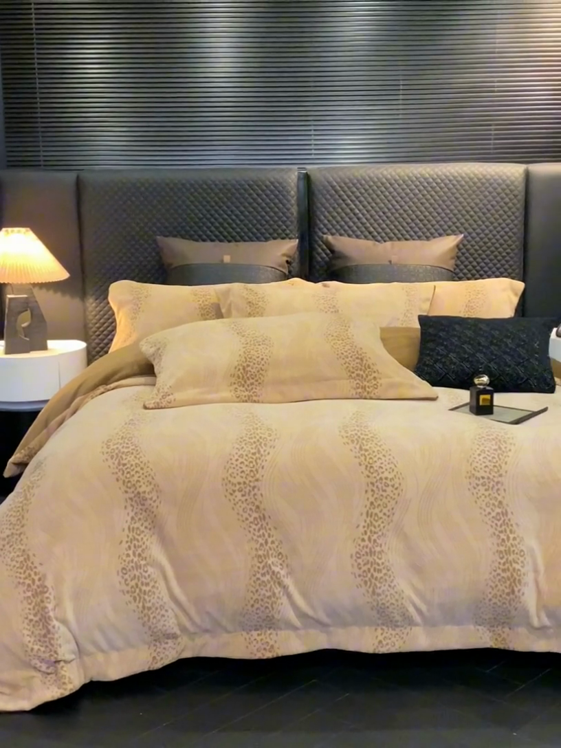 91家纺网 家纺一手货源 找家纺 新方向 2025新款高克重240克全消光A类印花牛奶绒四件套-有风 有风-咖啡