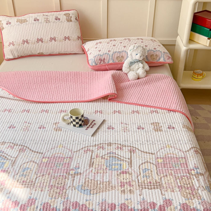 91家纺网 家纺一手货源 找家纺 金丝鸟 2024新款全棉纯棉加牛奶绒夹棉加绒床盖 熊熊的卧室 棉绒床盖