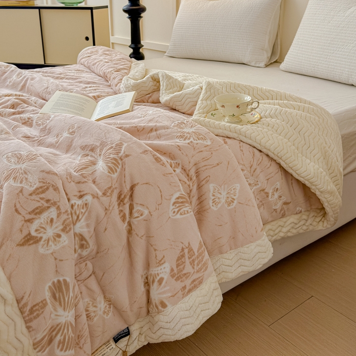 91家纺网 家纺一手货源 找家纺 金丝鸟 2024加厚240g立体雕花牛奶绒夹棉绗缝手包毛毯毯子 蝴蝶飞 咖 手包毯