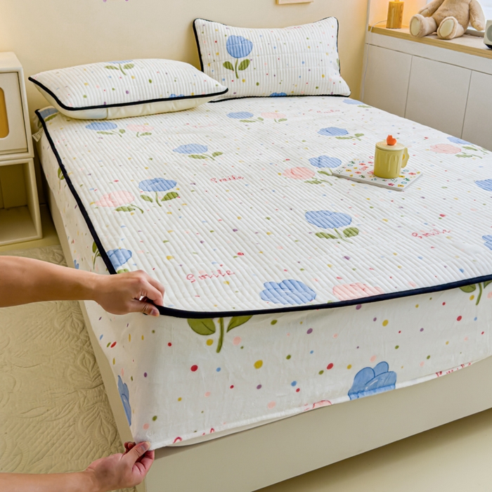 91家纺网 家纺一手货源 找家纺 金丝鸟 2024新款牛奶绒夹棉床笠 蓝色花朵 夹棉床笠