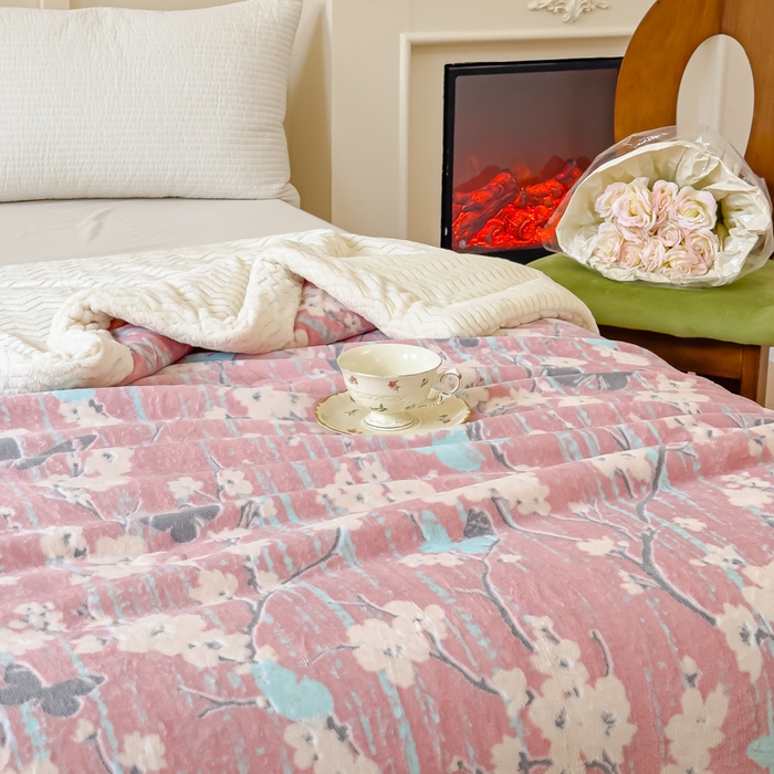 91家纺网 家纺一手货源 找家纺 金丝鸟 2024加厚240g立体雕花牛奶绒夹棉绗缝手包毛毯毯子 蝴蝶花 粉 手包毯