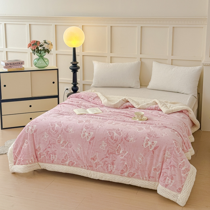 91家纺网 家纺一手货源 找家纺 金丝鸟 2024加厚240g立体雕花牛奶绒夹棉绗缝手包毛毯毯子 蝴蝶飞粉 手包毯