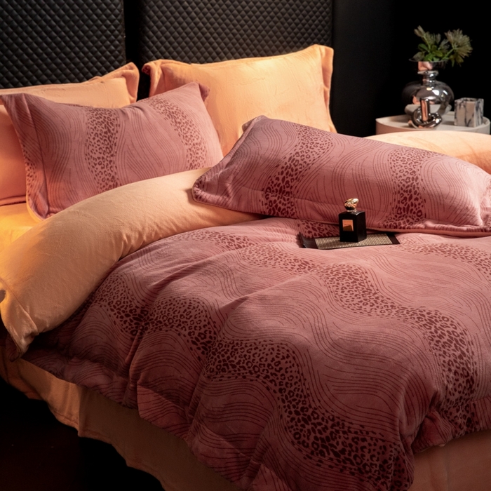 91家纺网 家纺一手货源 找家纺 新方向 2025新款高克重240克全消光A类印花牛奶绒四件套-有风 有风-豆沙玉