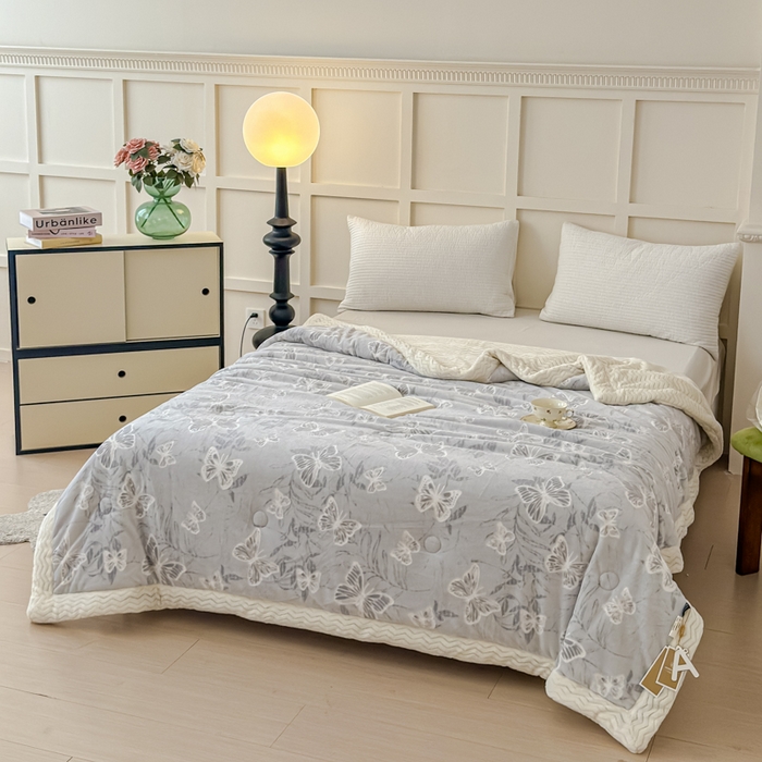 91家纺网 家纺一手货源 找家纺 金丝鸟 2024加厚240g立体雕花牛奶绒夹棉绗缝手包毛毯毯子 蝴蝶飞 灰 手包毯