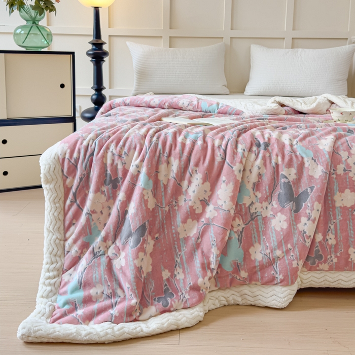 91家纺网 家纺一手货源 找家纺 金丝鸟 2024加厚240g立体雕花牛奶绒夹棉绗缝手包毛毯毯子 蝴蝶花 粉 手包毯