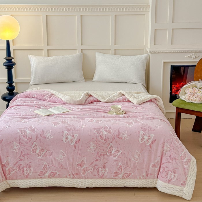 91家纺网 家纺一手货源 找家纺 金丝鸟 2024加厚240g立体雕花牛奶绒夹棉绗缝手包毛毯毯子 蝴蝶飞粉 手包毯