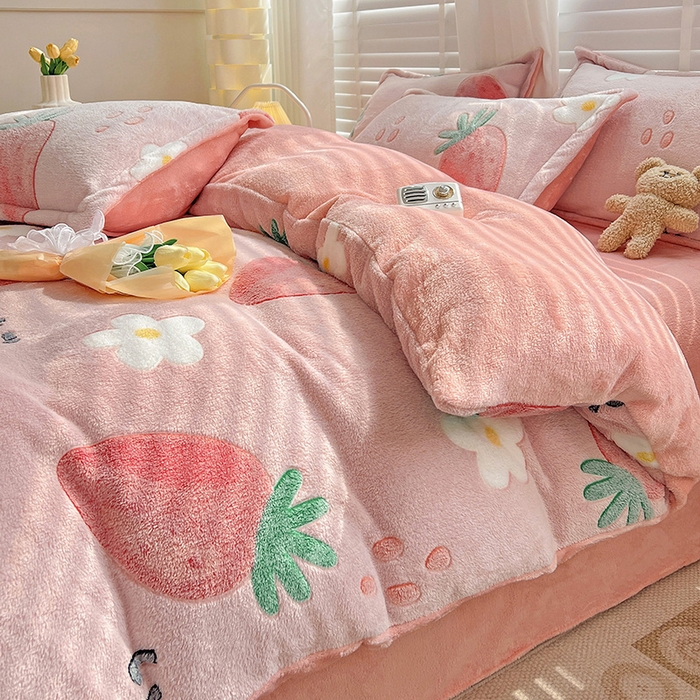 91家纺网 家纺一手货源 找家纺 梵克保罗 2024秋冬新品立体雪花绒单被套牛奶绒法莱绒雕花绒兔毛卡通四件套学生三件套 小草莓