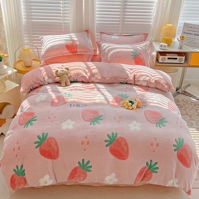 91家纺网 家纺一手货源 找家纺 梵克保罗 2024秋冬新品立体雪花绒单被套牛奶绒法莱绒雕花绒兔毛卡通四件套学生三件套 小草莓