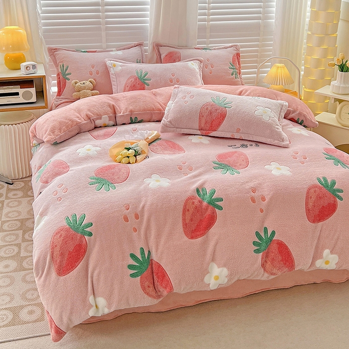 91家纺网 家纺一手货源 找家纺 梵克保罗 2024秋冬新品立体雪花绒单被套牛奶绒法莱绒雕花绒兔毛卡通四件套学生三件套 小草莓