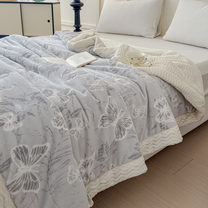 91家纺网 家纺一手货源 找家纺 金丝鸟 2024加厚240g立体雕花牛奶绒夹棉绗缝手包毛毯毯子 蝴蝶飞 灰 手包毯