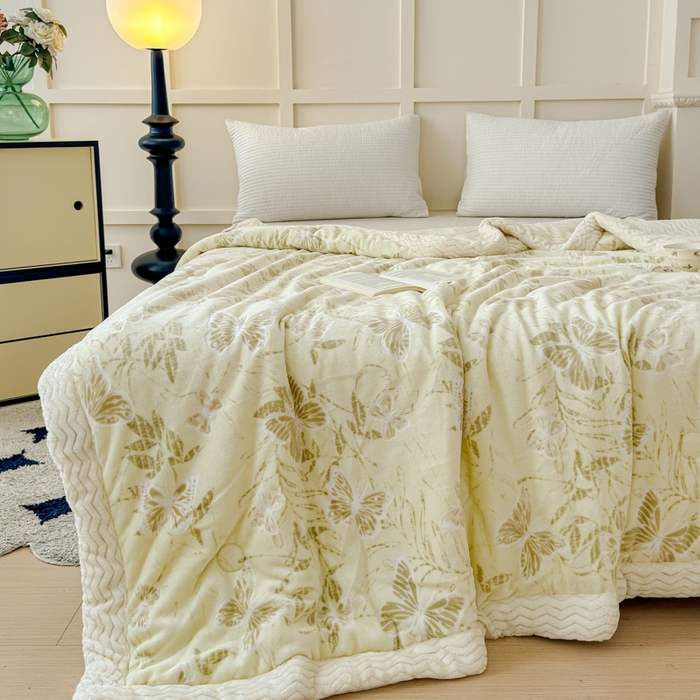 91家纺网 家纺一手货源 找家纺 金丝鸟 2024加厚240g立体雕花牛奶绒夹棉绗缝手包毛毯毯子 蝴蝶飞 草绿 手包毯