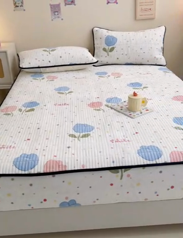 91家纺网 家纺一手货源 找家纺 金丝鸟 2024新款牛奶绒夹棉床笠 蓝色花朵 夹棉床笠