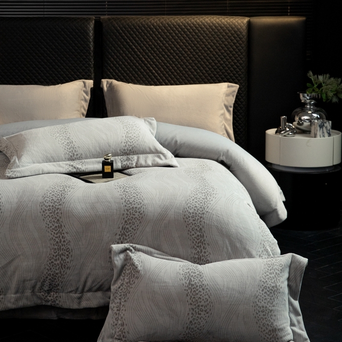 91家纺网 家纺一手货源 找家纺 新方向 2025新款高克重240克全消光A类印花牛奶绒四件套-有风 有风-浅灰