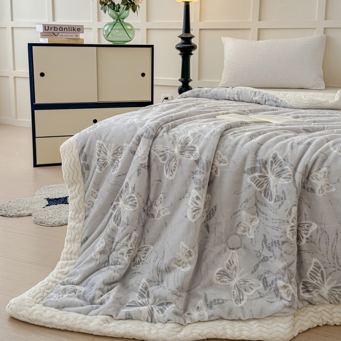 91家纺网 家纺一手货源 找家纺 金丝鸟 2024加厚240g立体雕花牛奶绒夹棉绗缝手包毛毯毯子 蝴蝶飞 灰 手包毯