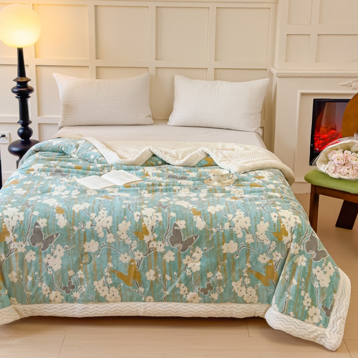 91家纺网 家纺一手货源 找家纺 金丝鸟 2024加厚240g立体雕花牛奶绒夹棉绗缝手包毛毯毯子 蝴蝶花 绿 手包毯