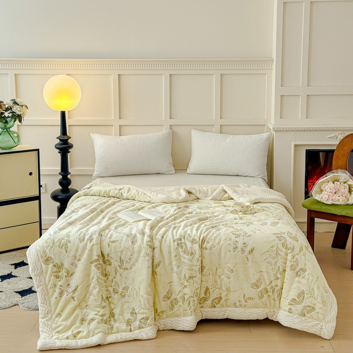 91家纺网 家纺一手货源 找家纺 金丝鸟 2024加厚240g立体雕花牛奶绒夹棉绗缝手包毛毯毯子 蝴蝶飞 草绿 手包毯