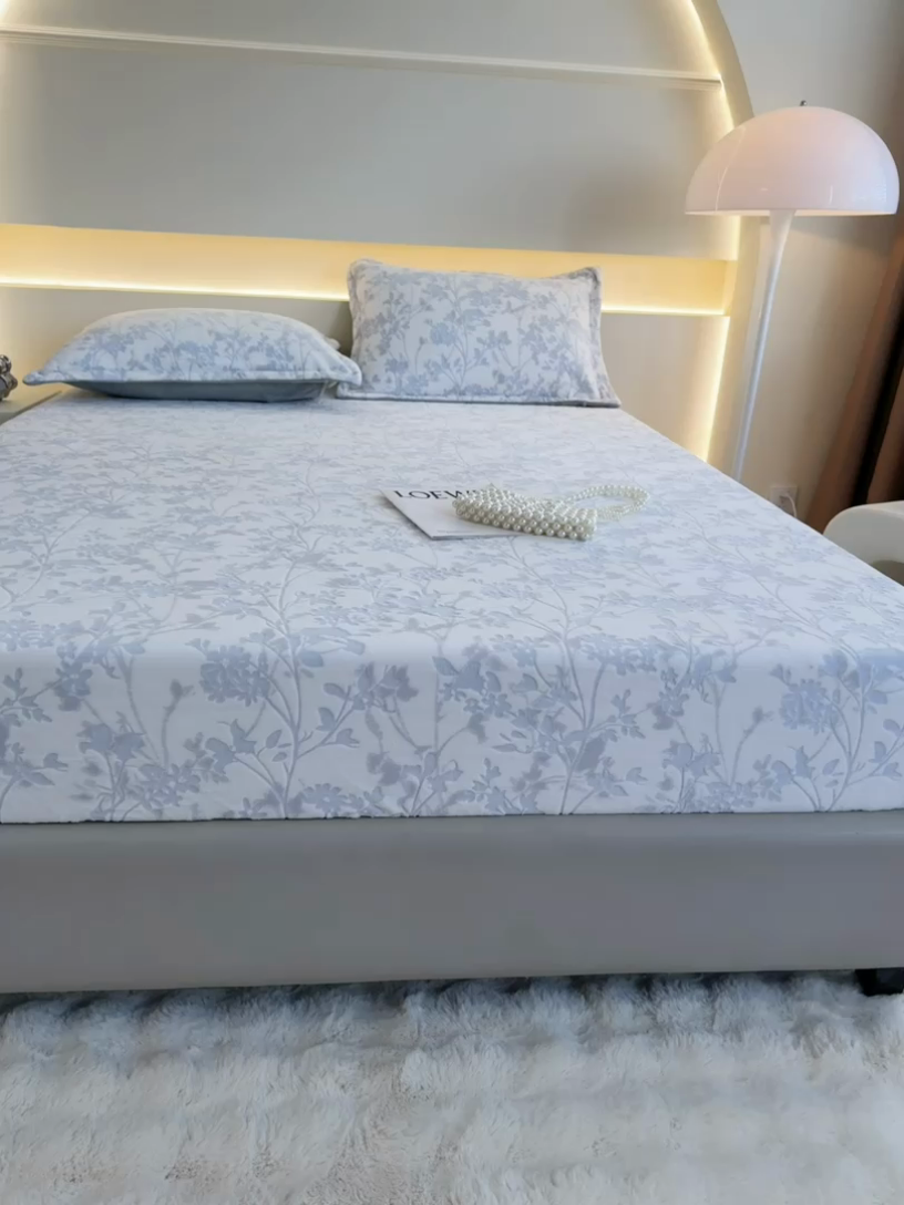 91家纺网 家纺一手货源 找家纺 金盛纺 2024新款雕花牛奶绒床笠 花朝梦-兰