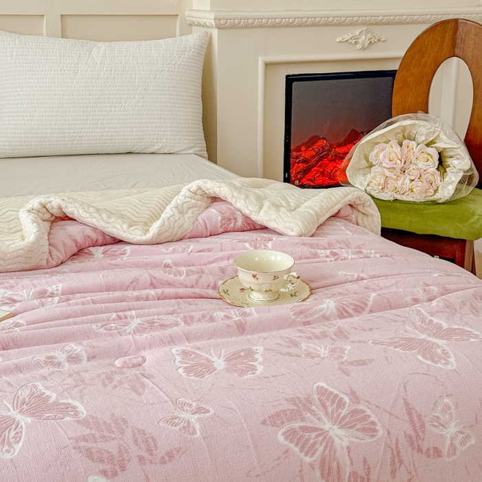 91家纺网 家纺一手货源 找家纺 金丝鸟 2024加厚240g立体雕花牛奶绒夹棉绗缝手包毛毯毯子 蝴蝶飞粉 手包毯