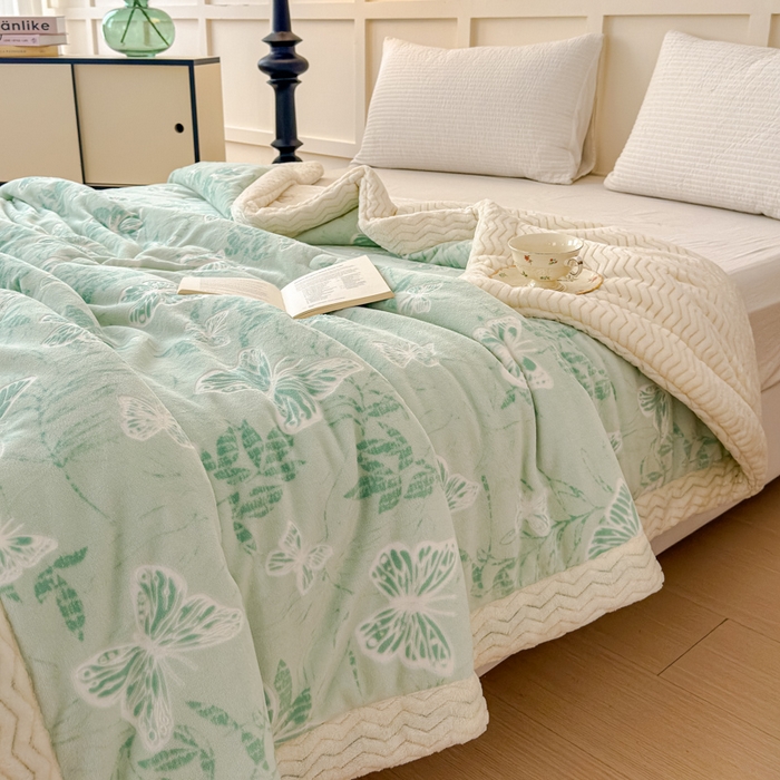 91家纺网 家纺一手货源 找家纺 金丝鸟 2024加厚240g立体雕花牛奶绒夹棉绗缝手包毛毯毯子 蝴蝶飞 绿 手包毯