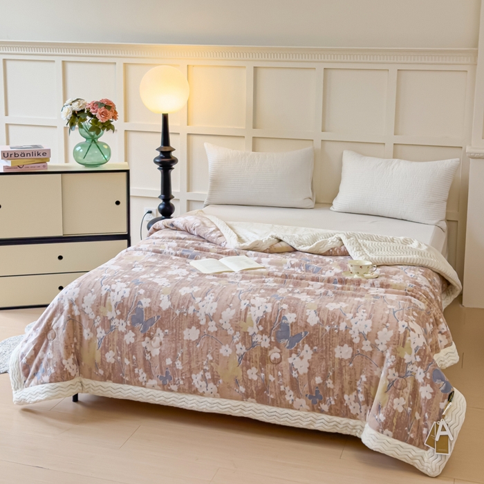 91家纺网 家纺一手货源 找家纺 金丝鸟 2024加厚240g立体雕花牛奶绒夹棉绗缝手包毛毯毯子 蝴蝶花咖 手包毯