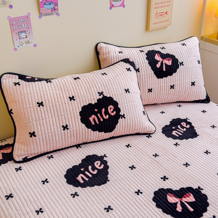 91家纺网 家纺一手货源 找家纺 金丝鸟 2024新款牛奶绒夹棉床笠 爱心蝴蝶结 夹棉床笠