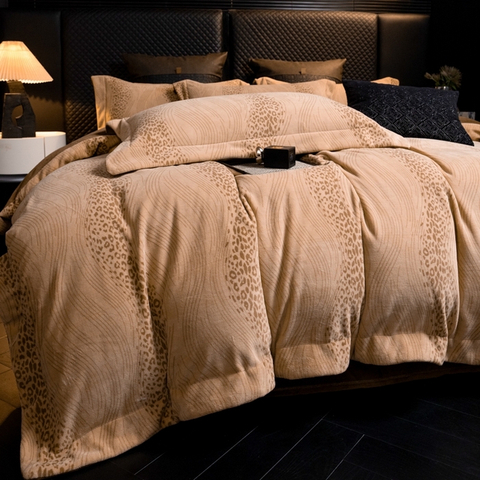 91家纺网 家纺一手货源 找家纺 新方向 2025新款高克重240克全消光A类印花牛奶绒四件套-有风 有风-咖啡