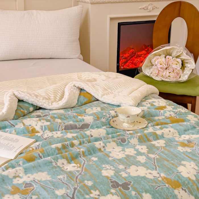 91家纺网 家纺一手货源 找家纺 金丝鸟 2024加厚240g立体雕花牛奶绒夹棉绗缝手包毛毯毯子 蝴蝶花 绿 手包毯