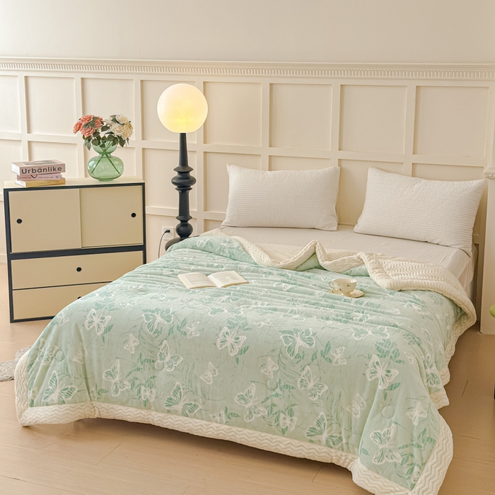 91家纺网 家纺一手货源 找家纺 金丝鸟 2024加厚240g立体雕花牛奶绒夹棉绗缝手包毛毯毯子 蝴蝶飞 绿 手包毯