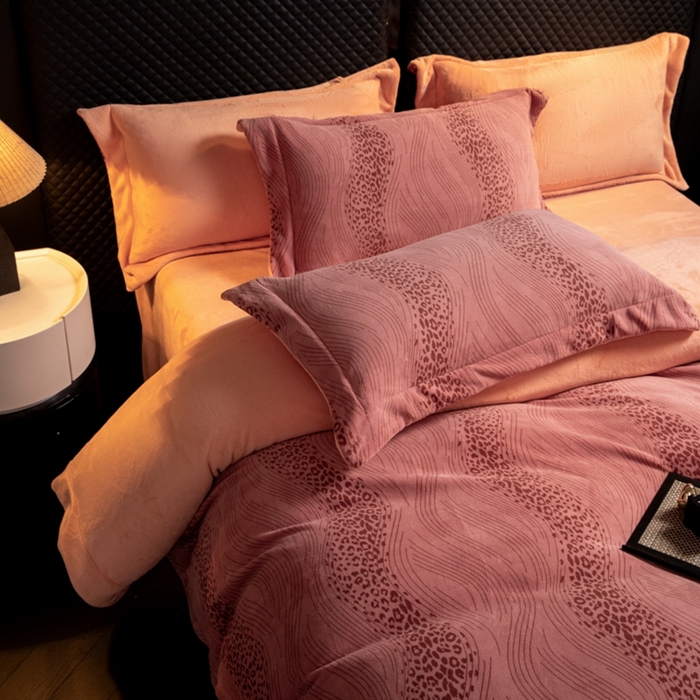 91家纺网 家纺一手货源 找家纺 新方向 2025新款高克重240克全消光A类印花牛奶绒四件套-有风 有风-豆沙玉