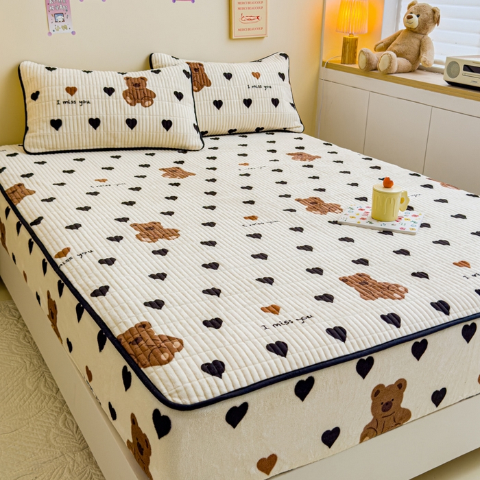 91家纺网 家纺一手货源 找家纺 金丝鸟 2024新款牛奶绒夹棉床笠 黑色爱心熊 夹棉床笠