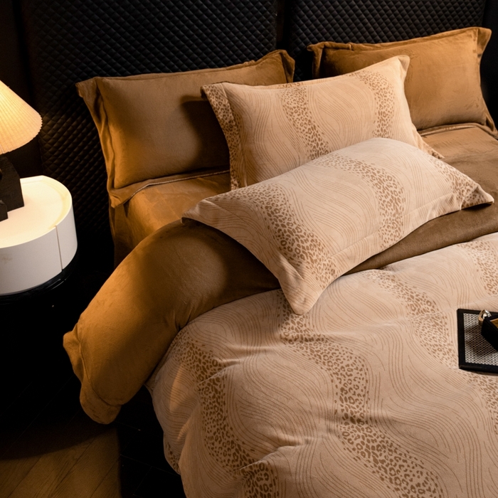 91家纺网 家纺一手货源 找家纺 新方向 2025新款高克重240克全消光A类印花牛奶绒四件套-有风 有风-咖啡