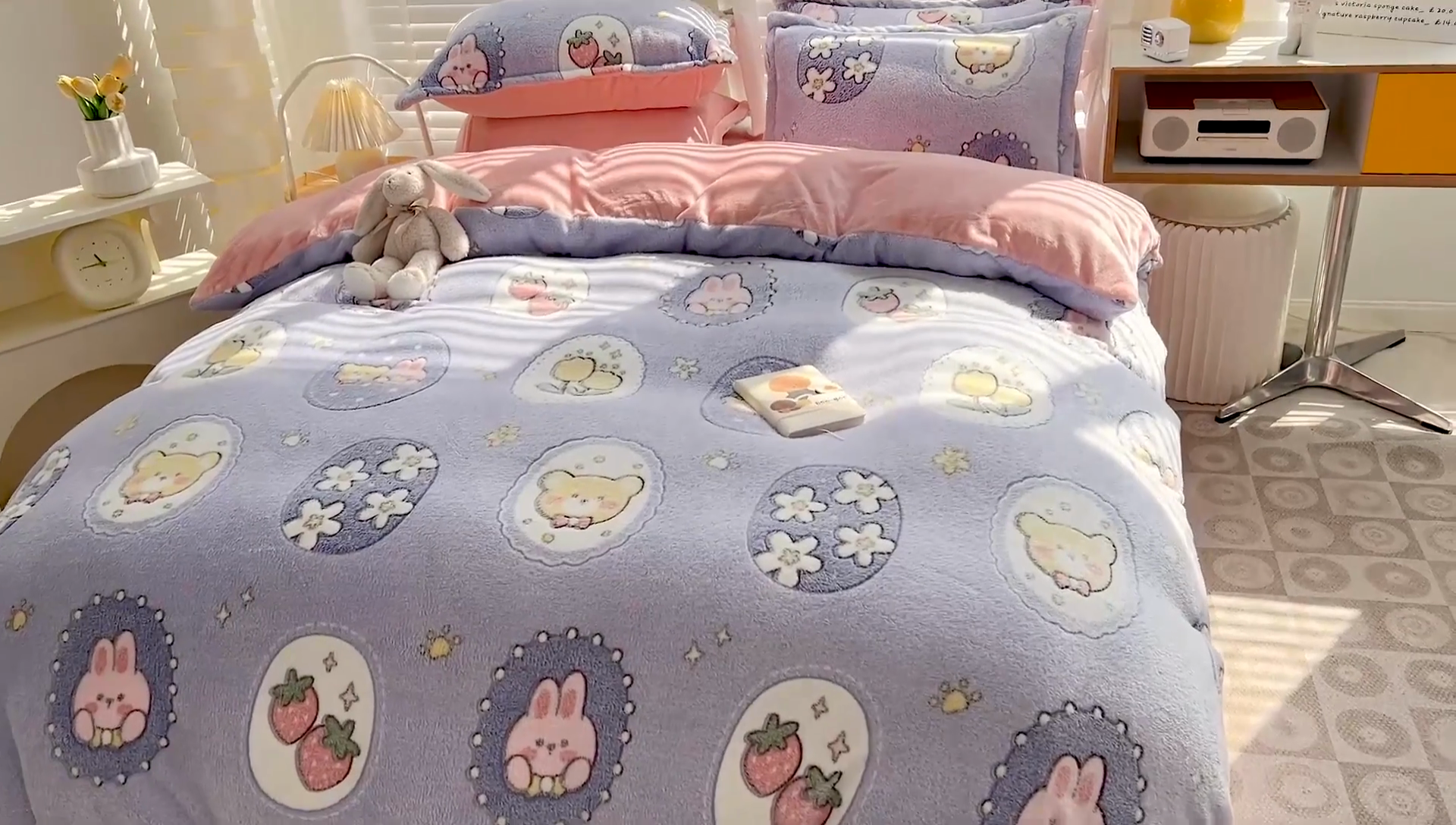 91家纺网 家纺一手货源 找家纺 梵克保罗 2024秋冬新品立体雪花绒单被套牛奶绒法莱绒雕花绒兔毛卡通四件套学生三件套 草莓兔